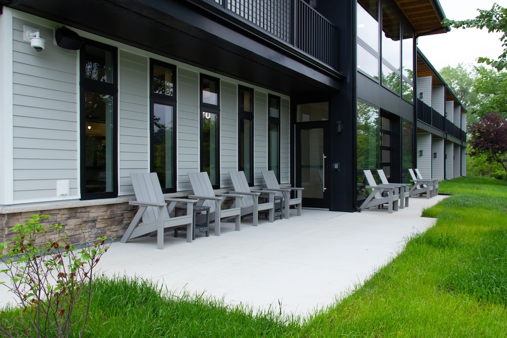 Watershed Hotel 5/48