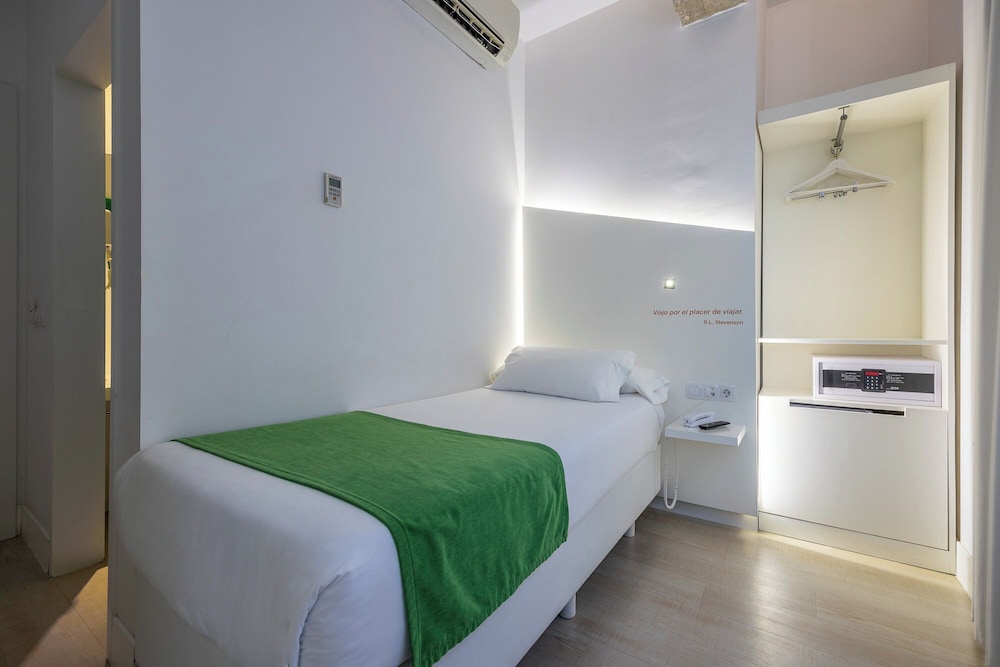 ROOM, SINGLE