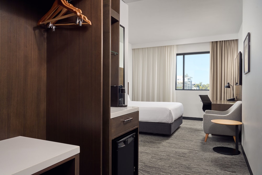 Holiday Inn West Perth 30/70