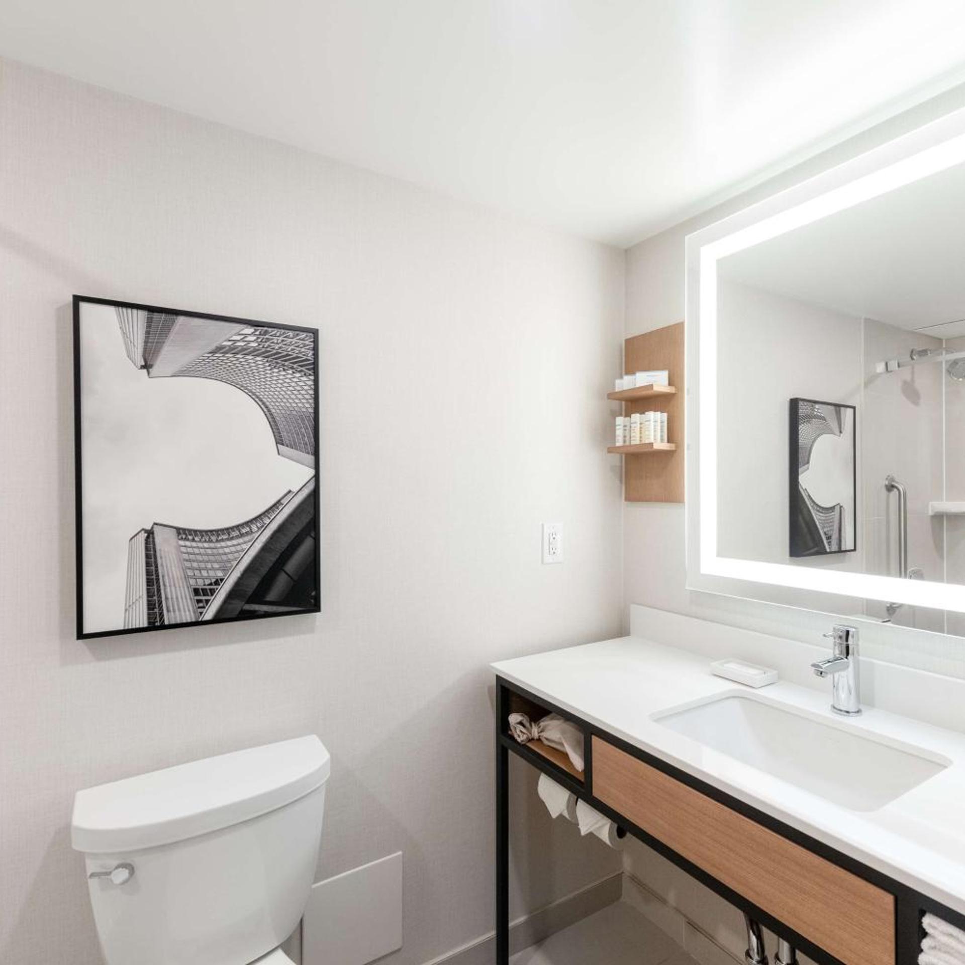 غرفة بسرير كينج وسريرين كوين، Hilton Garden Inn Toronto Airport 6/8
