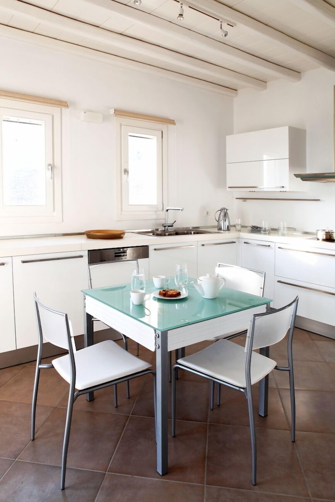 Elia White Residence 23/48