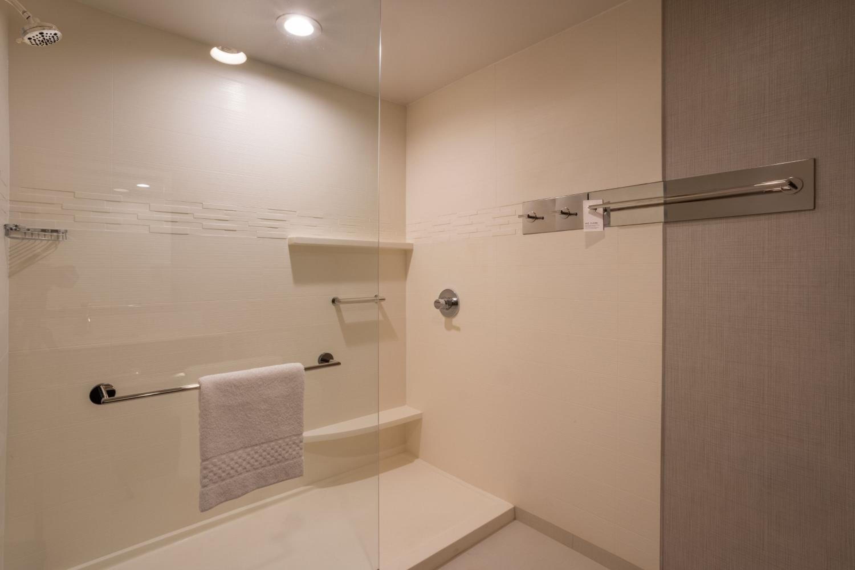 جناح بسرير كينج بغرفة نوم واحدة مع أريكة، Residence Inn by Marriott Wenatchee 10/10