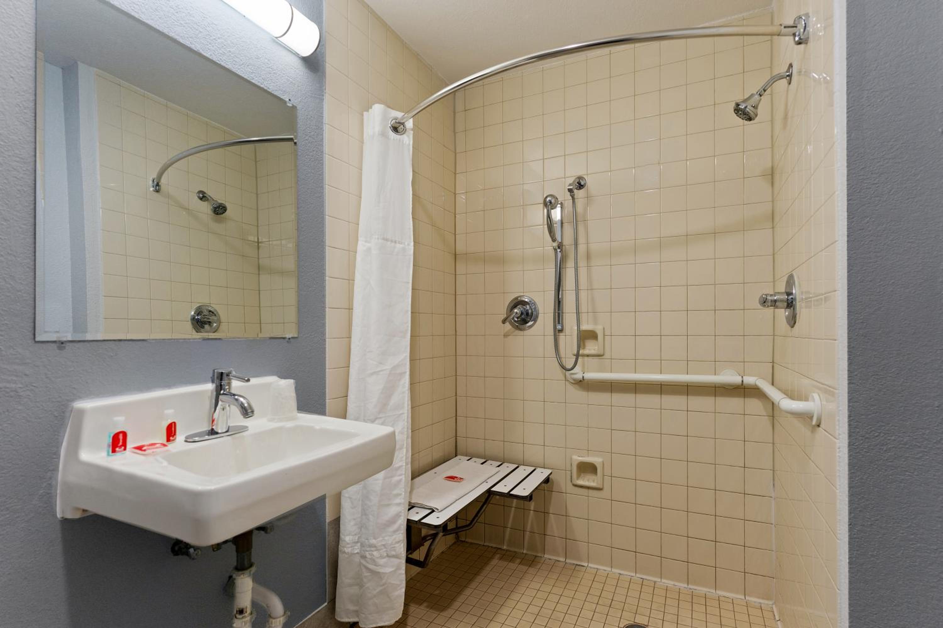 غرفة خارجية بسرير كينج لذوي الإعاقة، Econo Lodge Rockford Casino Area 4/4