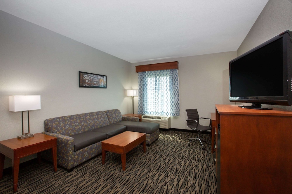 La Quinta Inn & Suites by Wyndham Tupelo 27/48