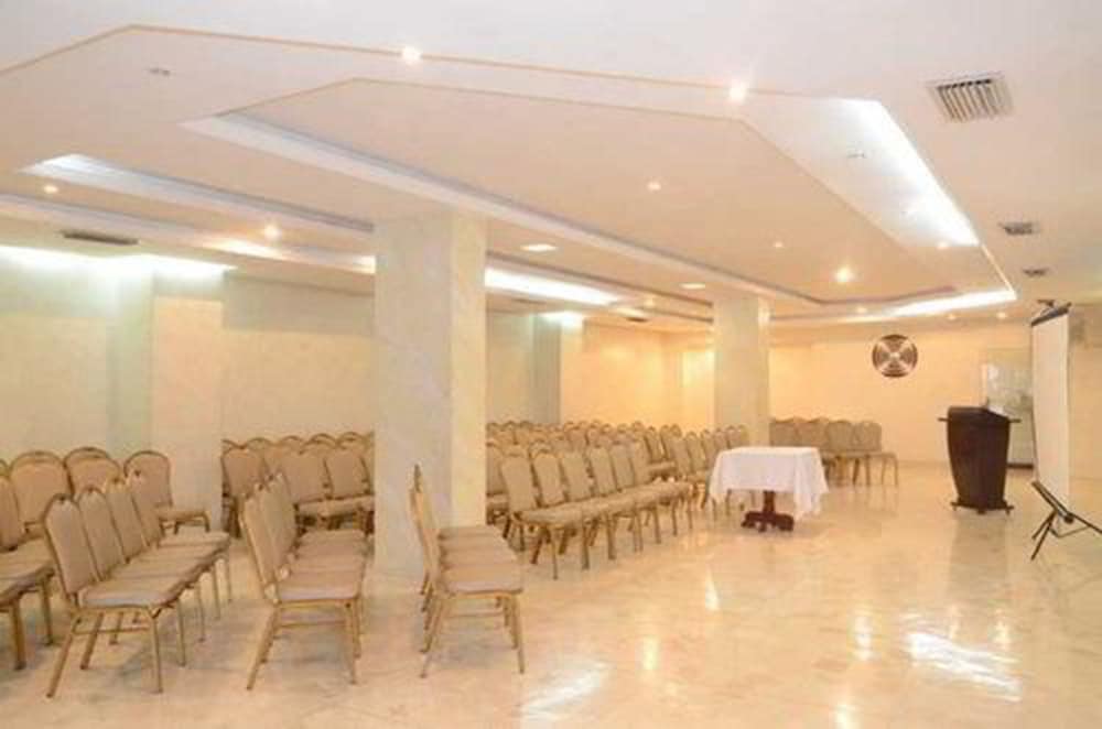 HOTEL INTERSUITES 16/21