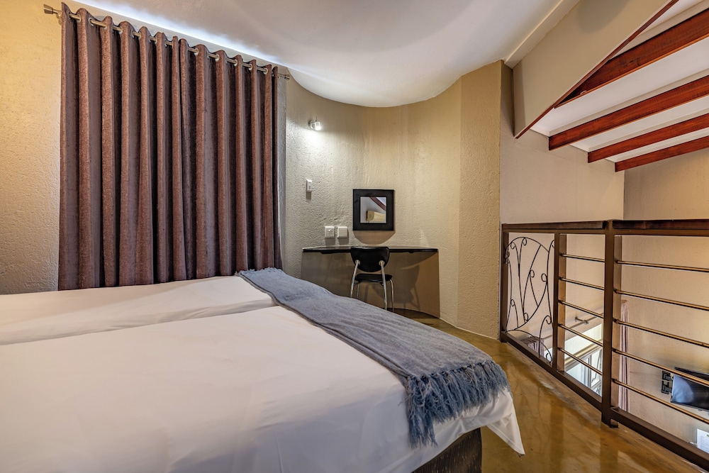 Francolin Lodge 16/50