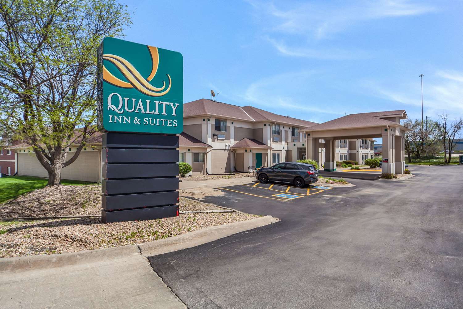 Quality Inn and Suites Omaha NE 33/34