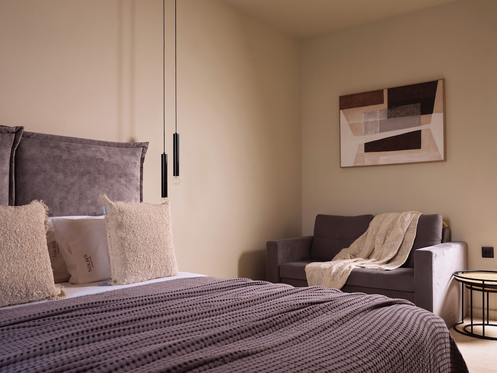 Executive, Queen Bed, Pool View, Sofa, Nikon Boutique Hotel 3/9