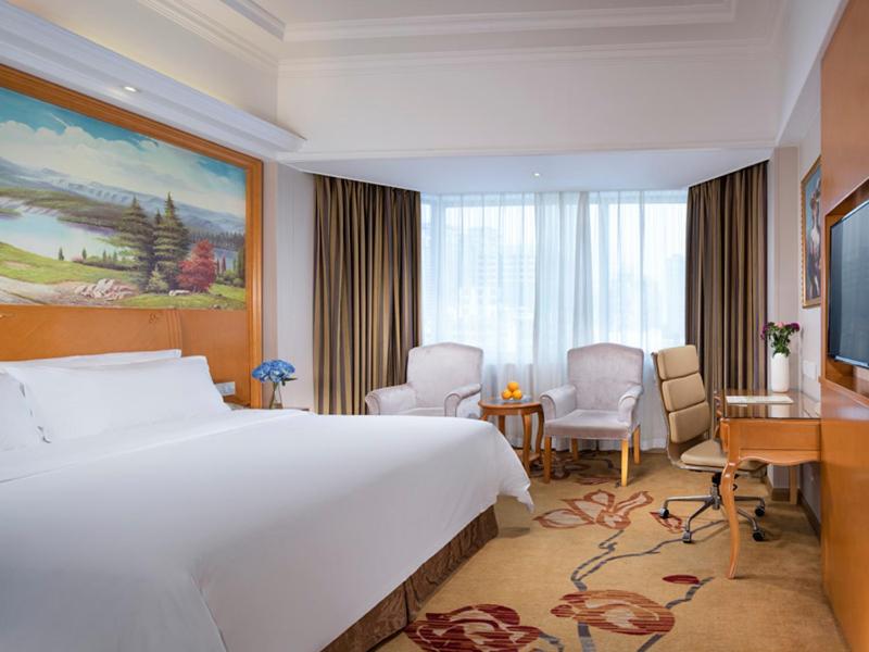 Vienna International Hotel (Zhuhai Lovers Middle Road Haibin Store) 4/19