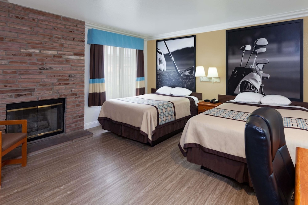 Super 8 by Wyndham Santa Clarita/Valencia 10/32