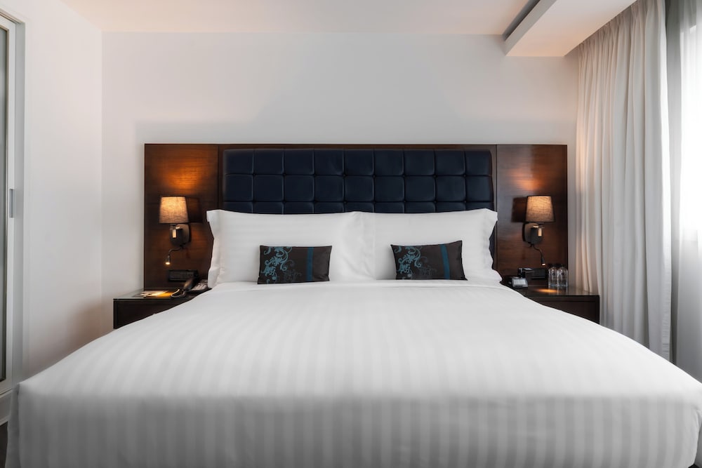 GOLD, KING BED
