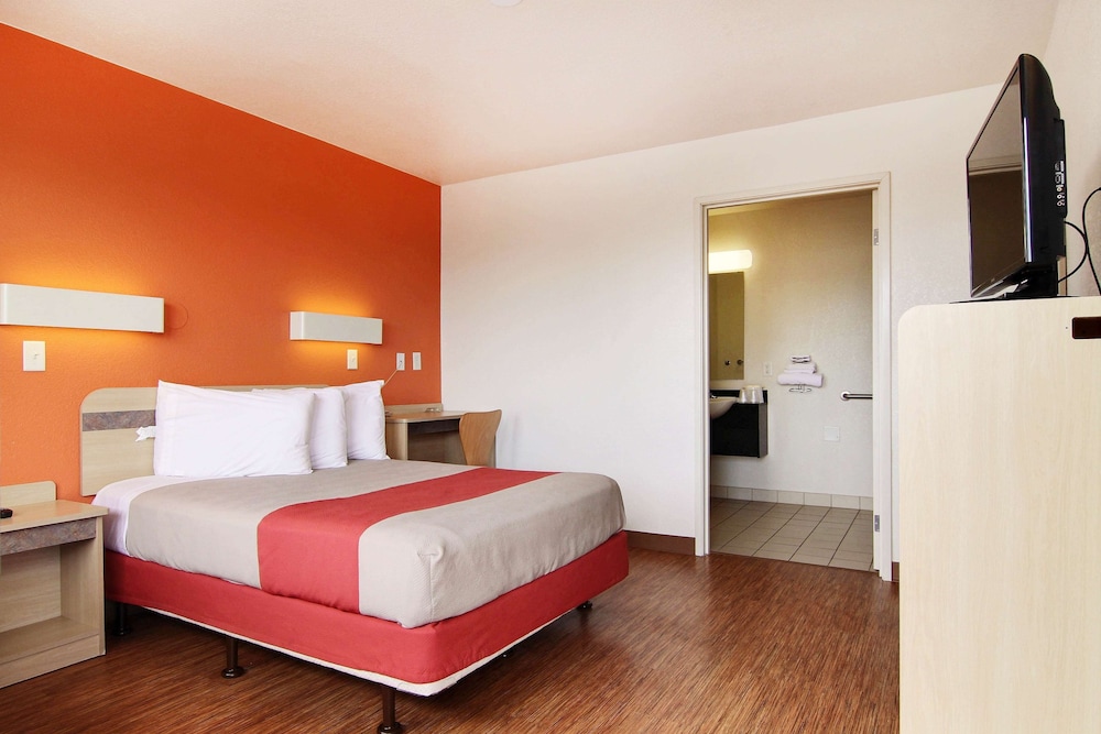غرفة قياسية بسرير كوين لذوي الإعاقة، Motel6 Fort Stockton, TX 3/6