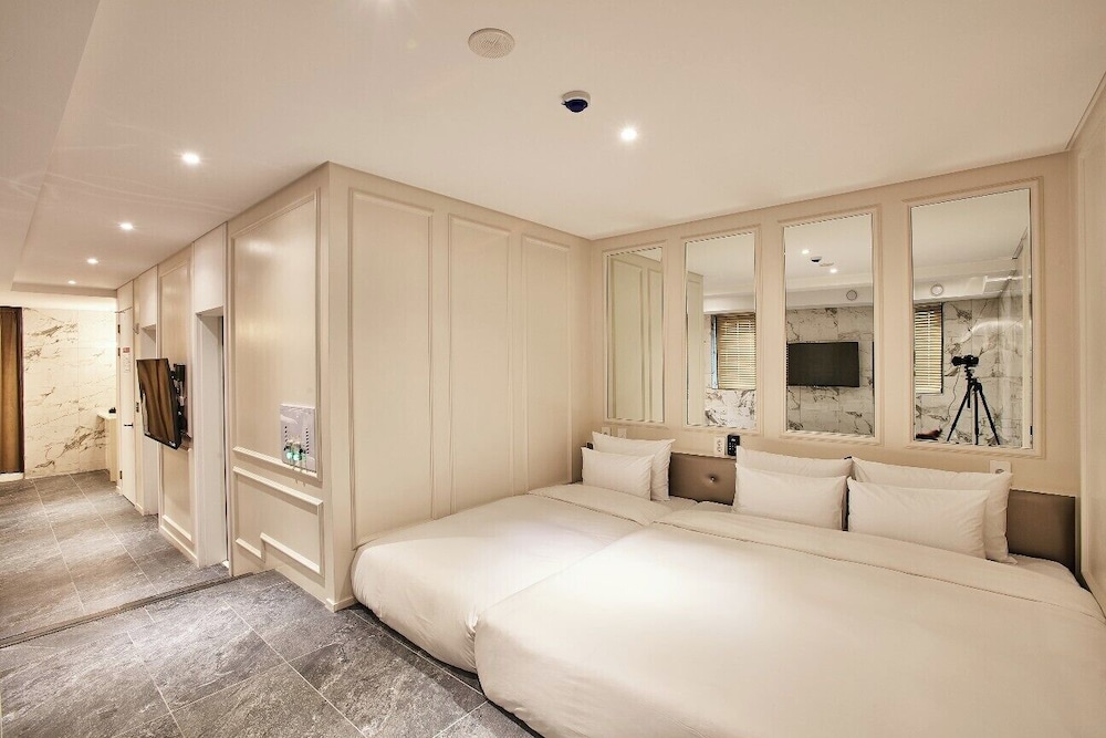 Pool, Suite, 1 Double and 1 Single Bed, Sofa