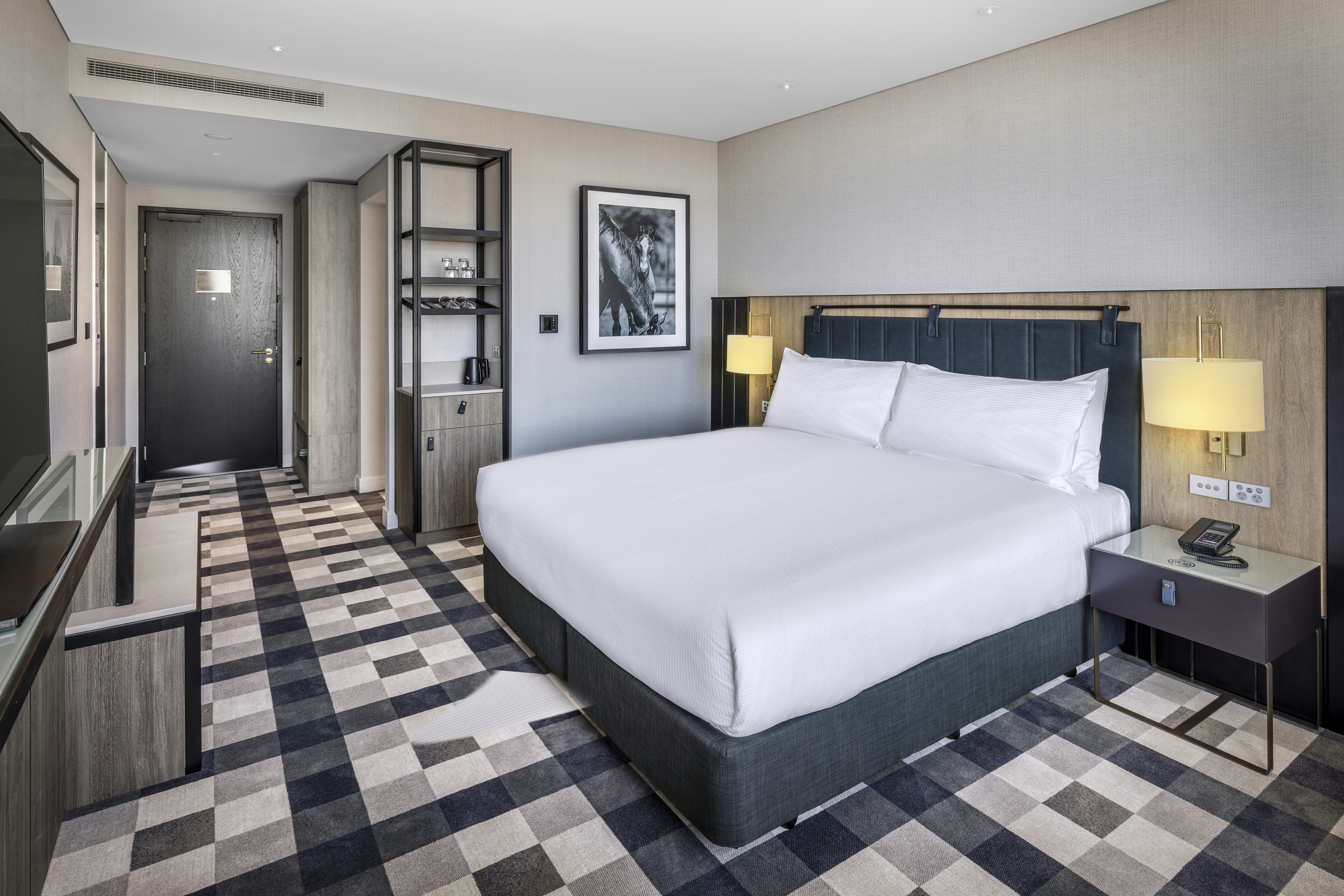 GUEST ROOM, KING BED