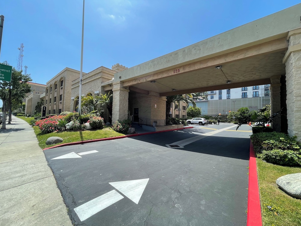 Portside Inn & Suites 52/58
