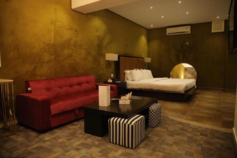 Lahore Continental Hotel 59/71