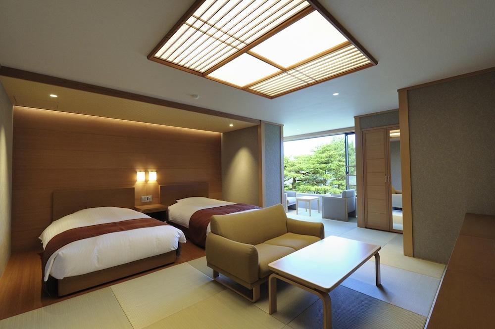 Japanese, Twin Beds, Scenic View, Bathtub