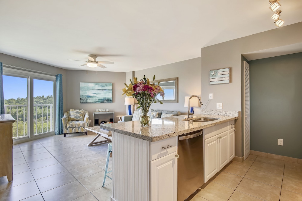 Ocean Pointe Suites Hotel 37/38