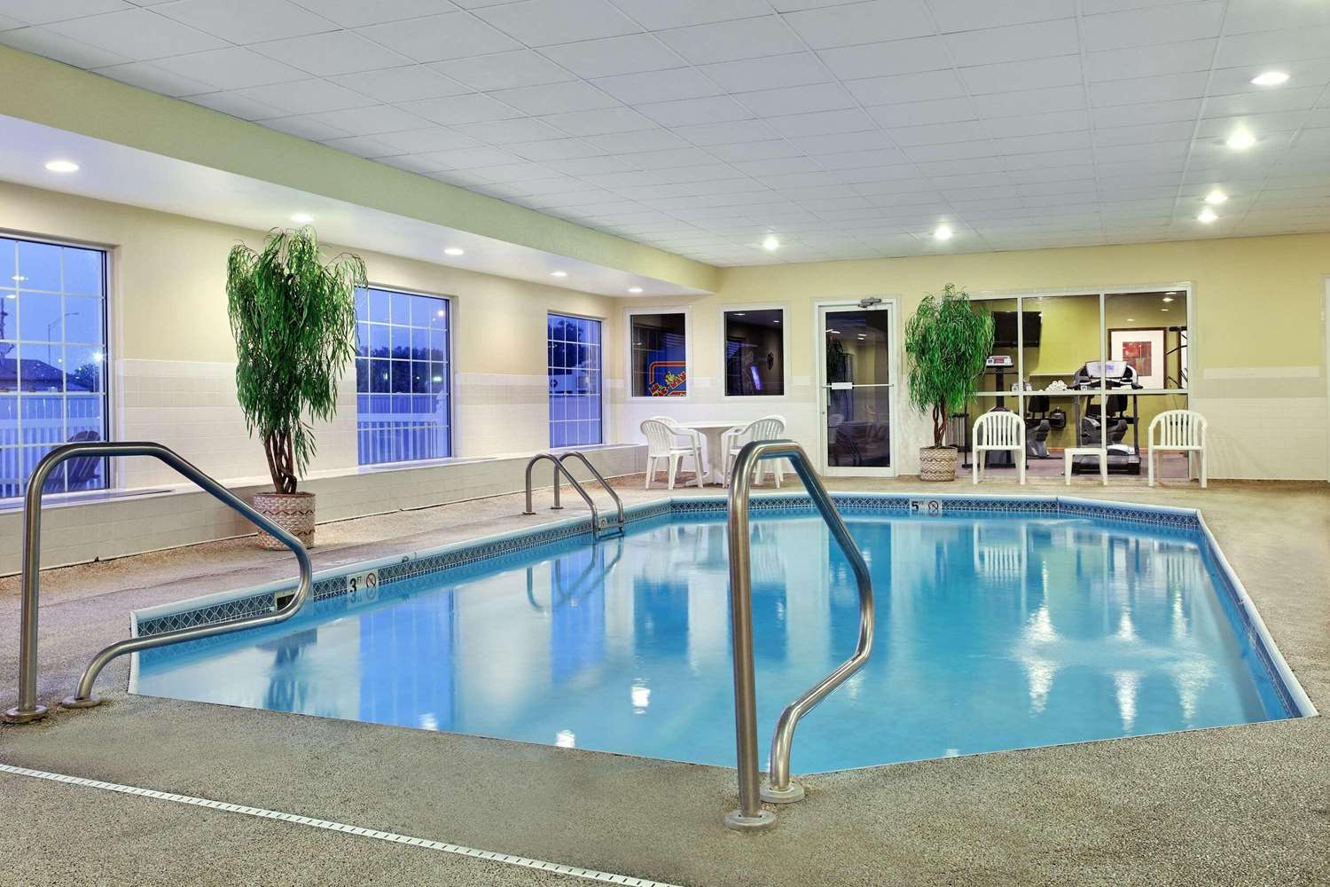 Country Inn & Suites by Radisson, Rock Falls, IL 5/18