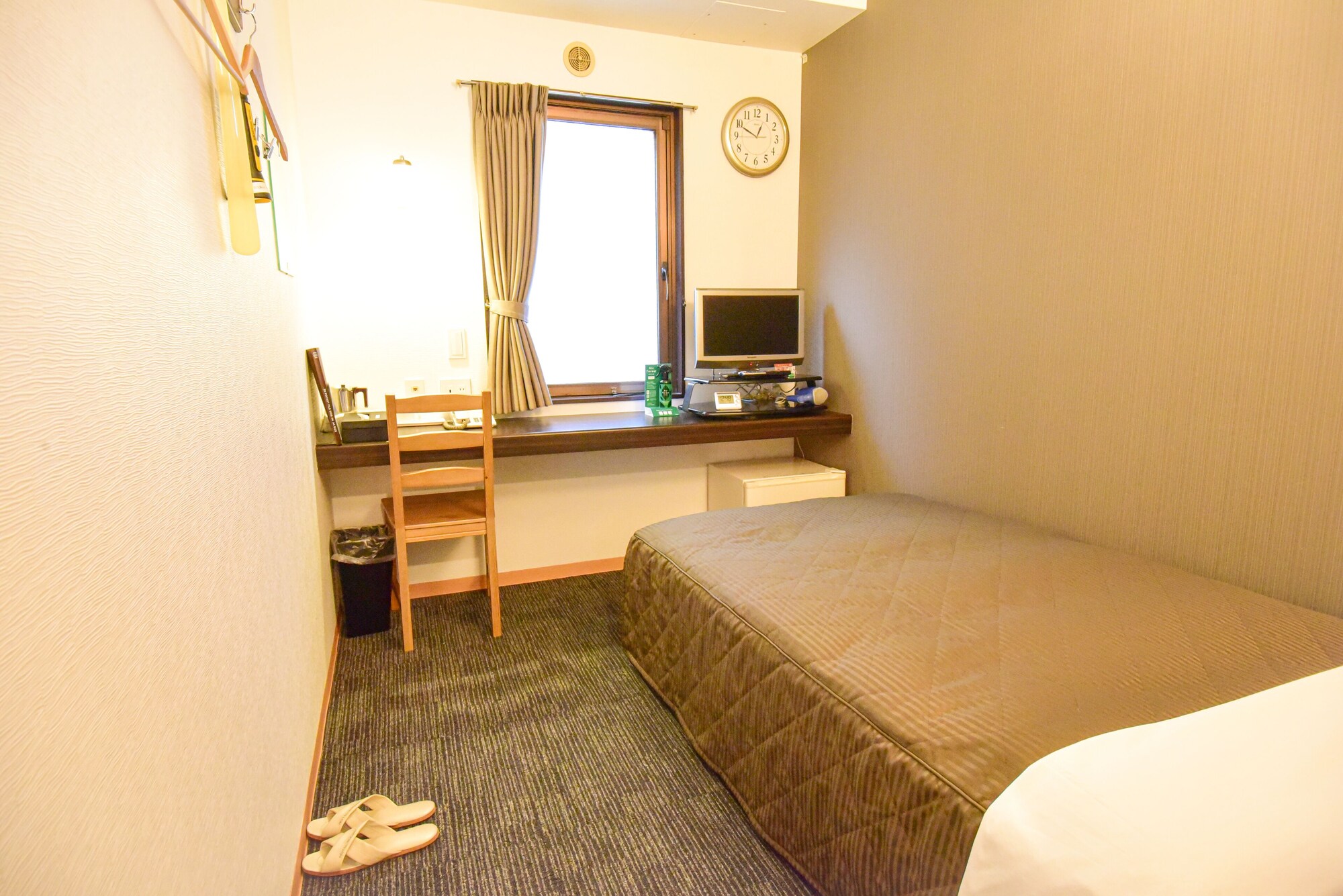 ROOM, SINGLE