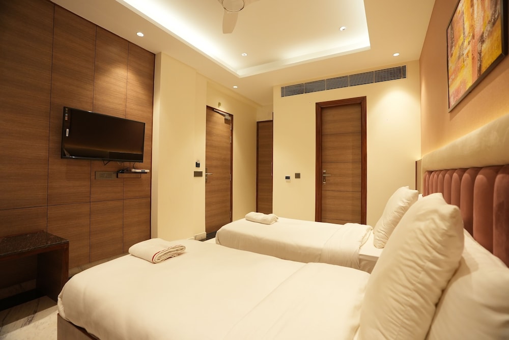 Lime Tree Hotels & Banquet Greater Noida 15/50