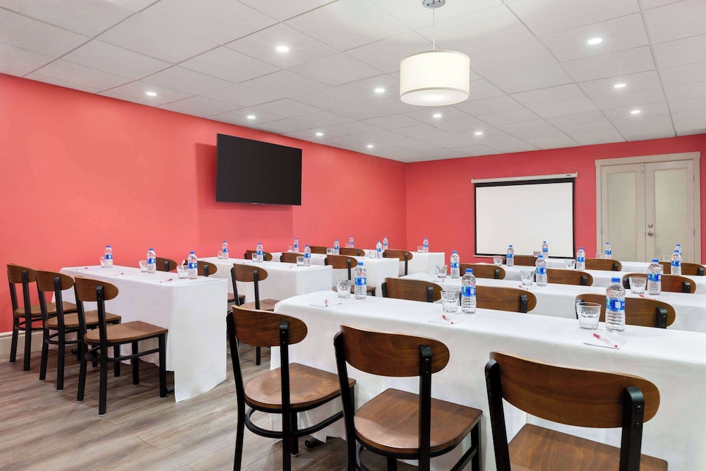 Ramada by Wyndham Oakland Downtown City Center 38/42