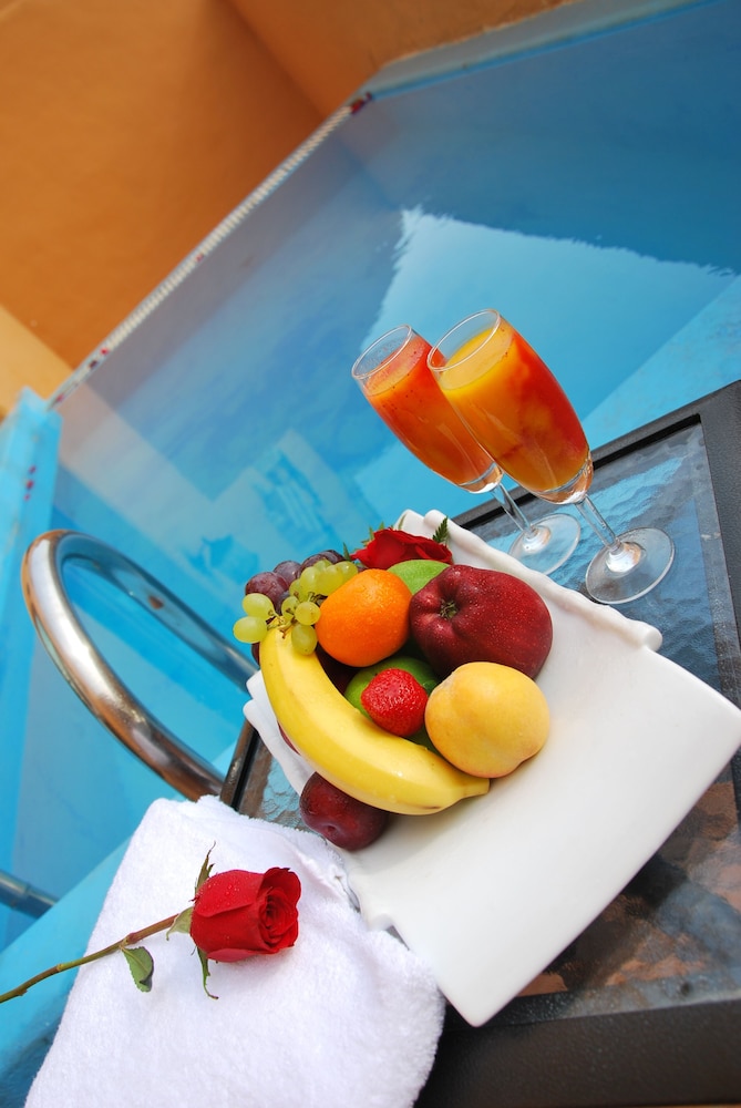 The Convention Center Royal Suites Hotel 20/50