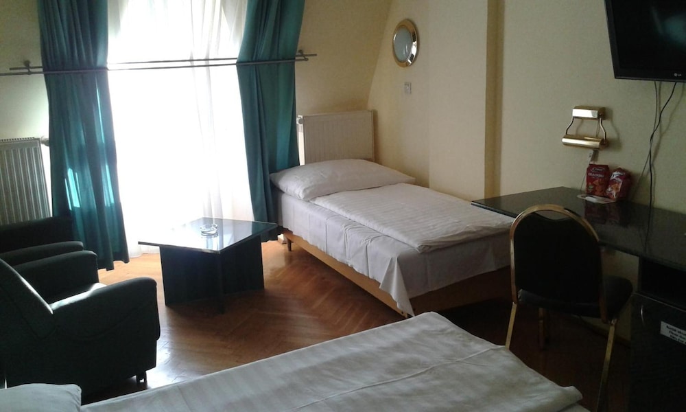 BARA HOTEL 16/50