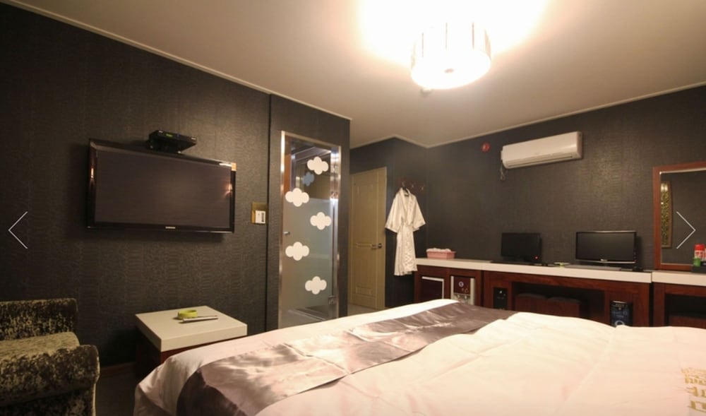 Beauty Motel 12/56