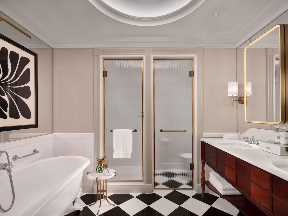 Grand, River, Suite, King Bed, Sofa، The Savoy Hotel 2/2
