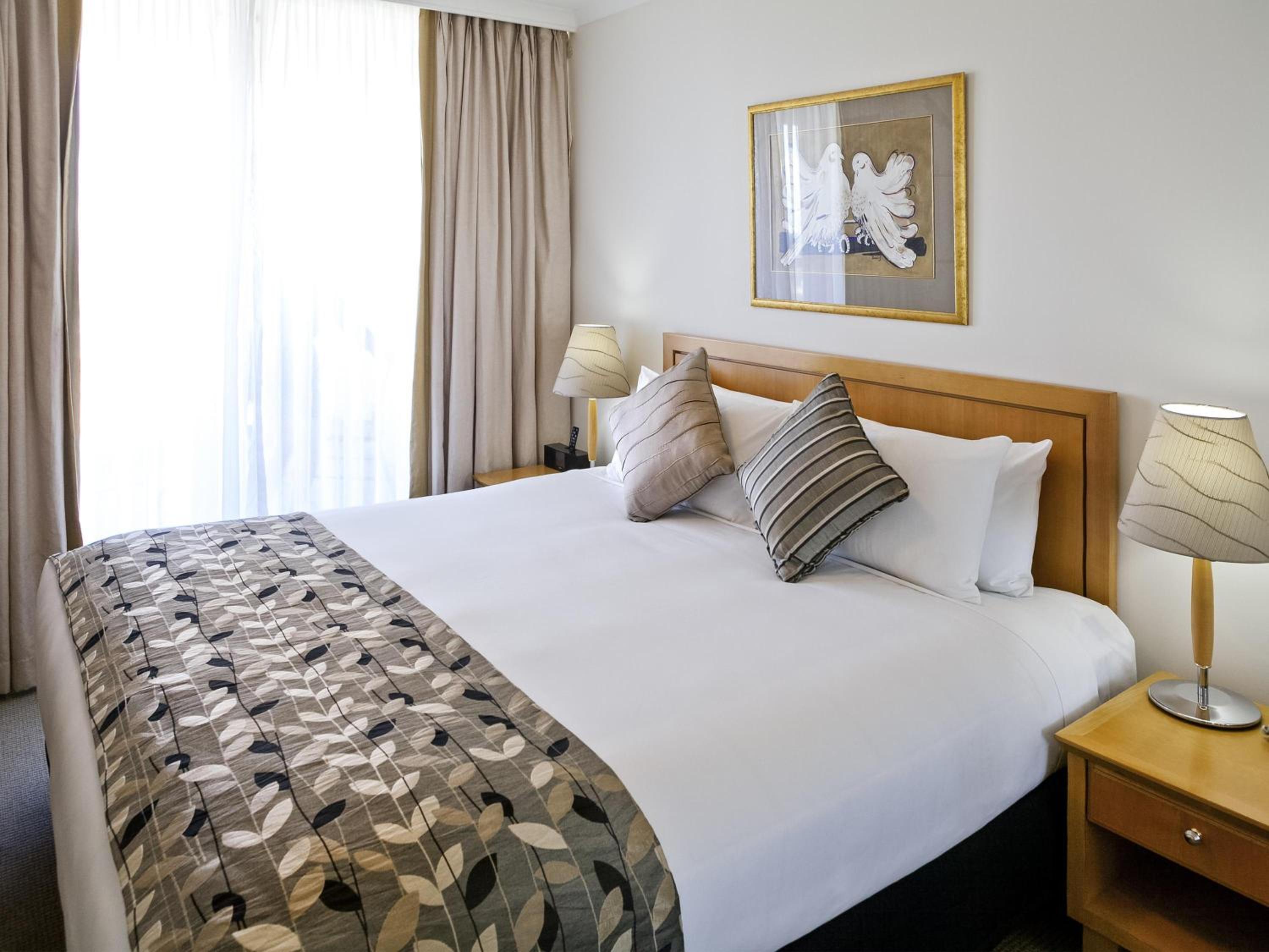 1 BEDROOM, APARTMENT, QUEEN BED