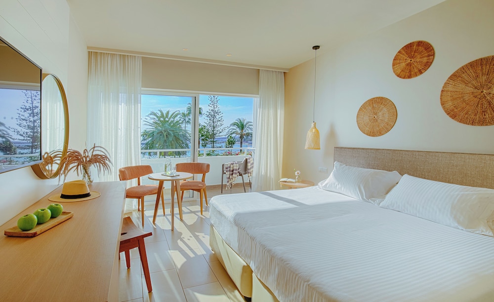 STANDARD, SEA VIEW