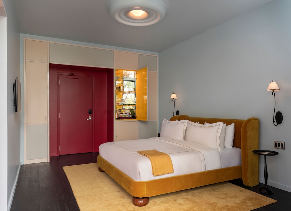 ROOM, KING BED