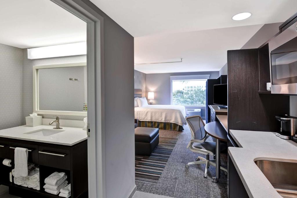 غرفة بسرير كينج مع أريكة لذوي الإعاقة، Home2 Suites By Hilton Miramar Ft Lauderdale 7/8
