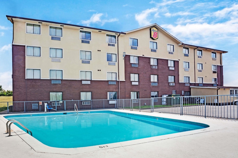 Super 8 By Wyndham Nashville/ Dntn/ Opryland Area 3/25