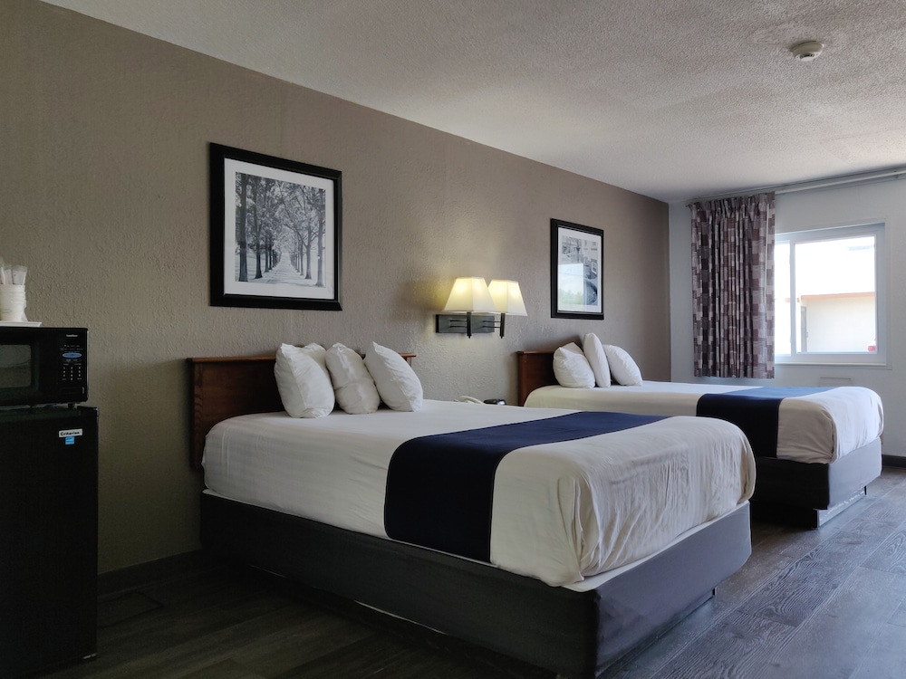 Cedar Cove (ex. Howard Johnson Inn Sandusky Park N. Entrance) 15/52