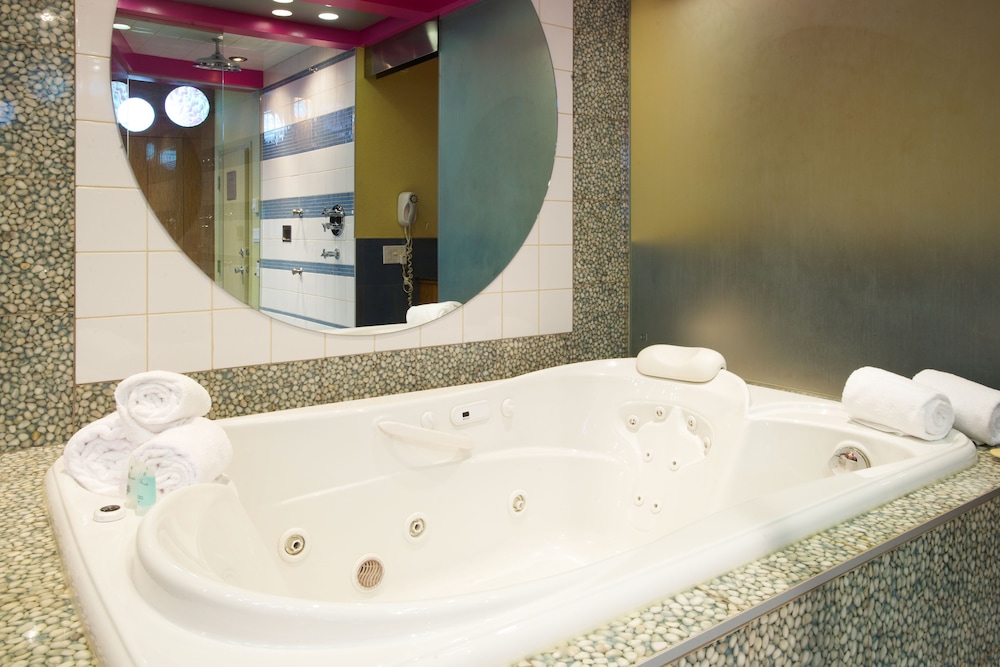 Le Chabrol Hotel Suites 63/72