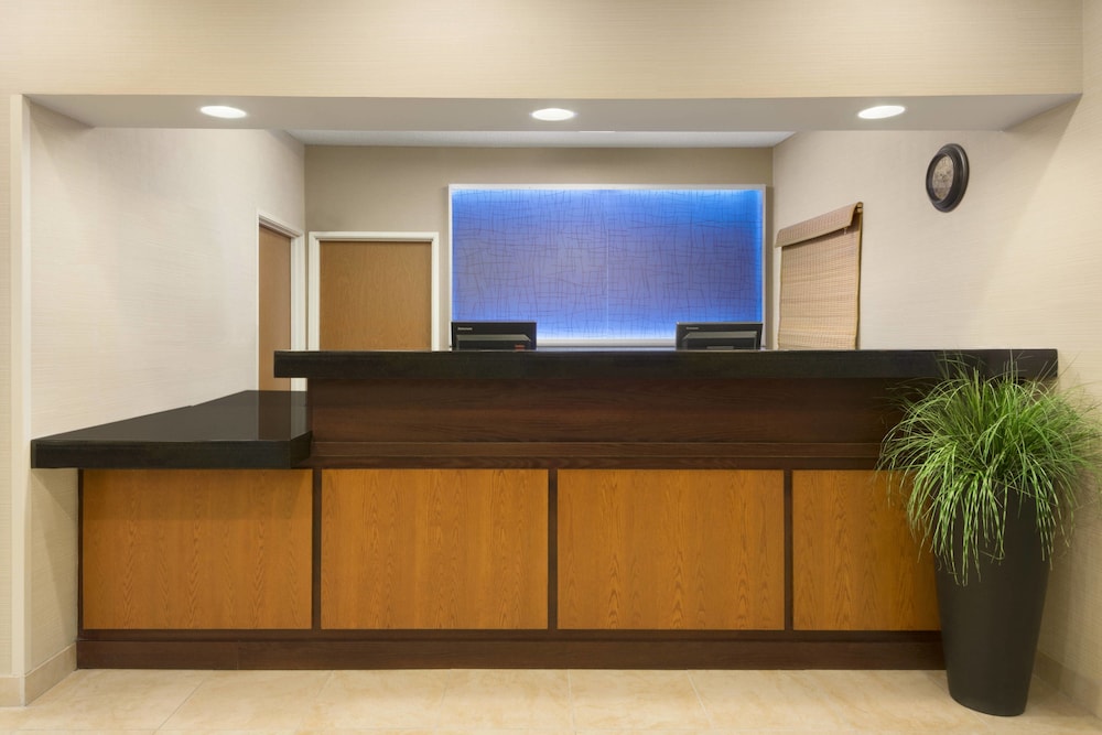 Amerivu Inn Suites Grand Forks 3/21