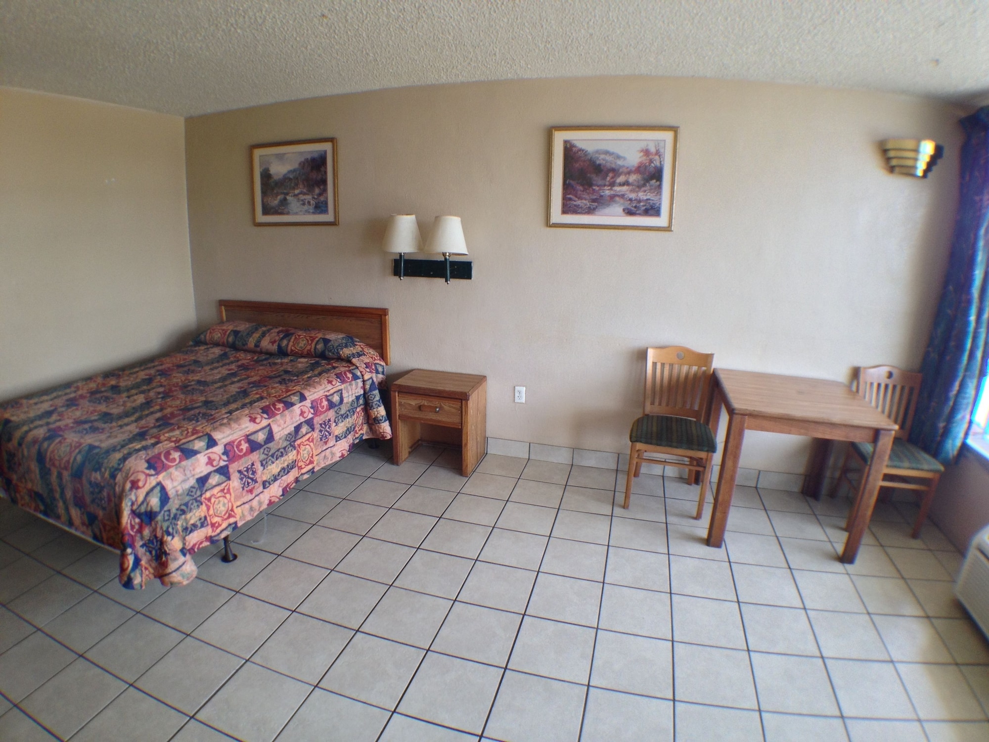 ECONOMY, QUEEN BED