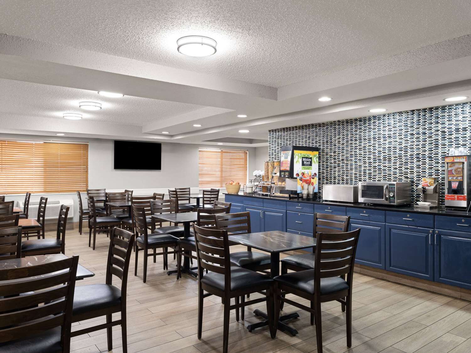 AmericInn by Wyndham Shakopee Near Canterbury Park 14/20