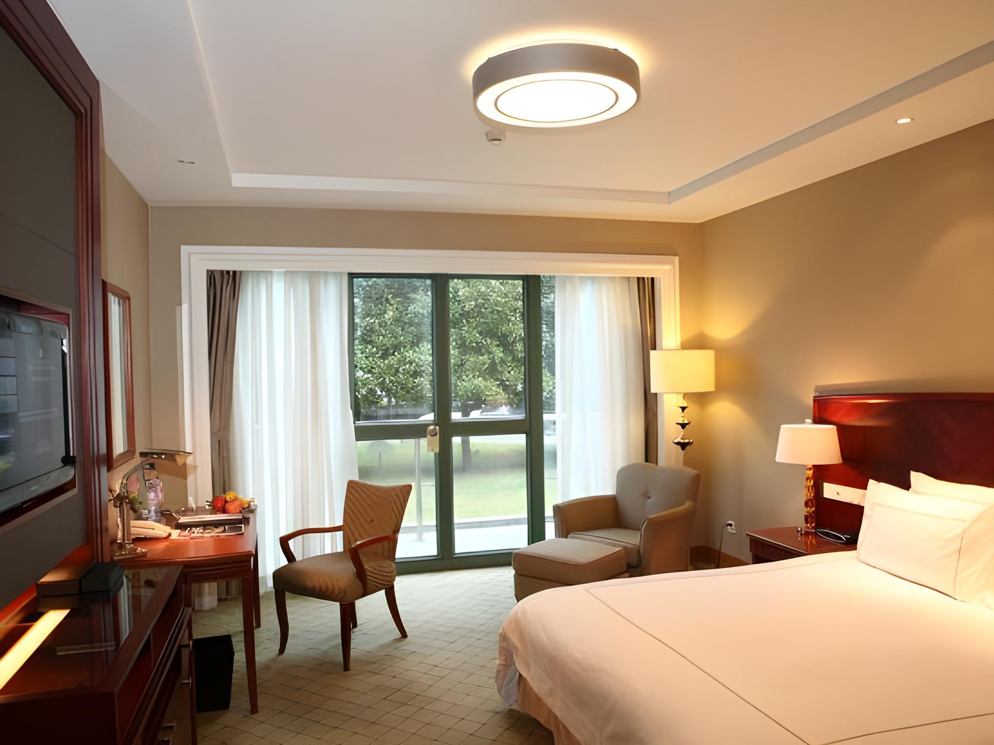 Business, Queen Bed