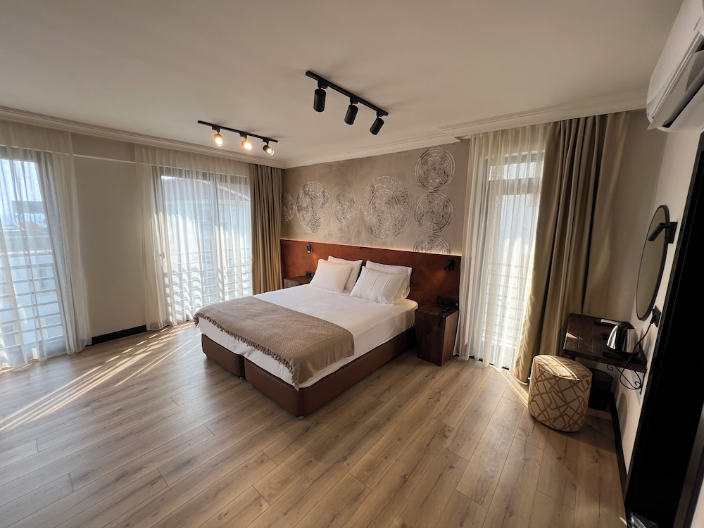 North Point Hotel 6/49