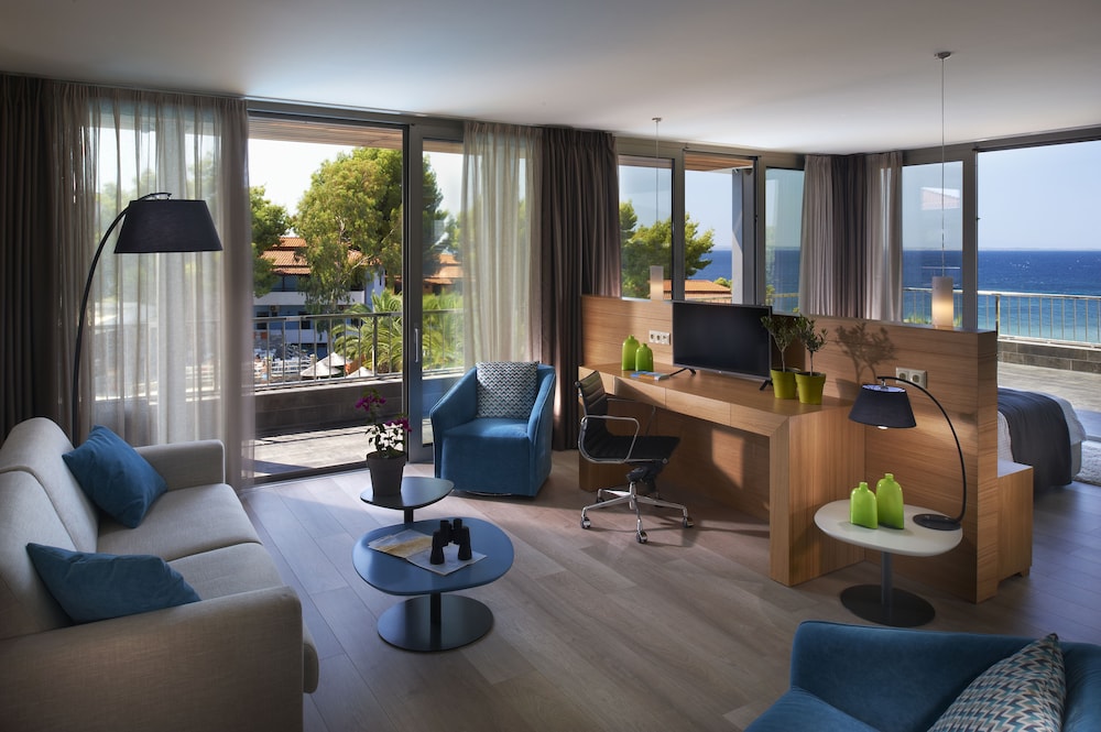 Blue Dolphin Hotel 35/44