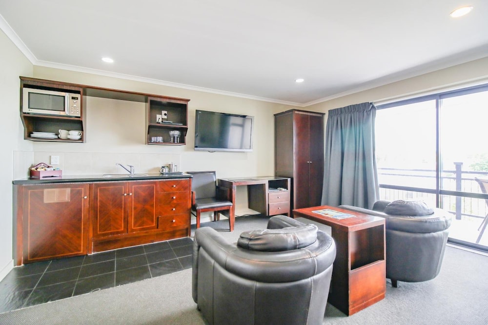 Aotea Motor Lodge 32/35