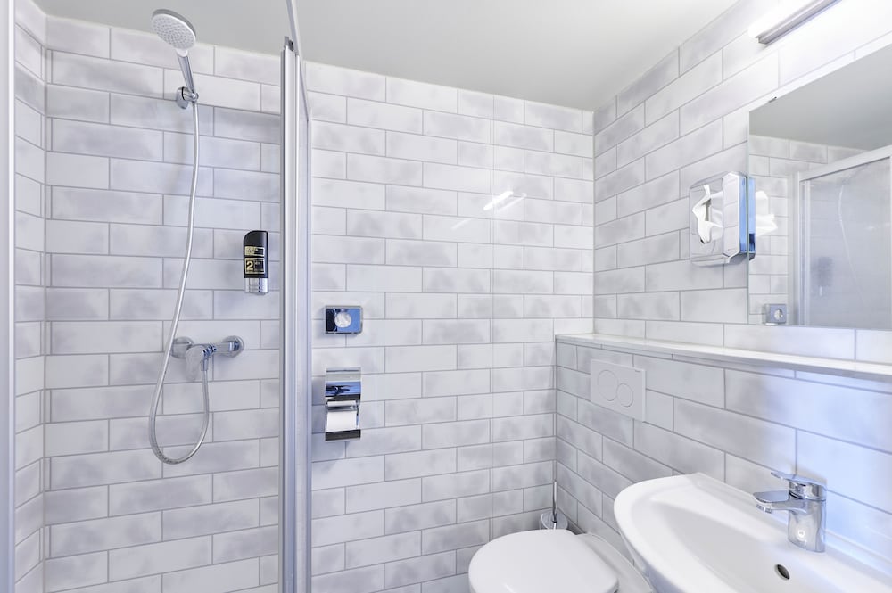 6 Bedrooms, Twin Beds, 2 Bunk Beds, a&o Hamburg Reeperbahn 3/3