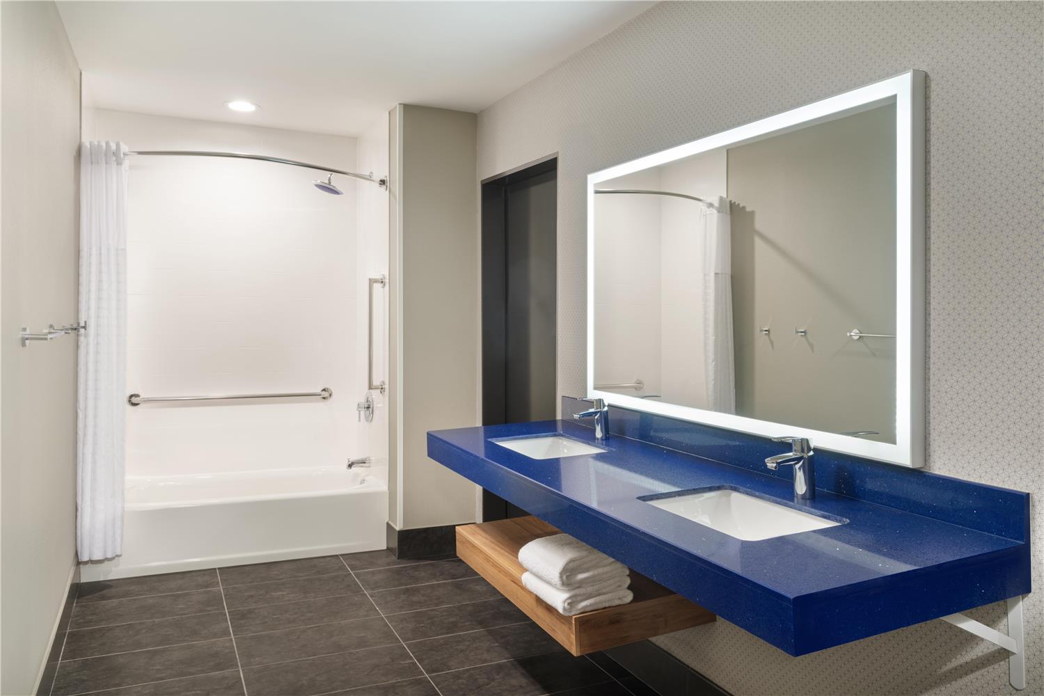 غرفة بسرير كينج بحوض استحمام لذوي الإعاقة، Glo Best Western Tulsa-Catoosa East Route 66 2/2