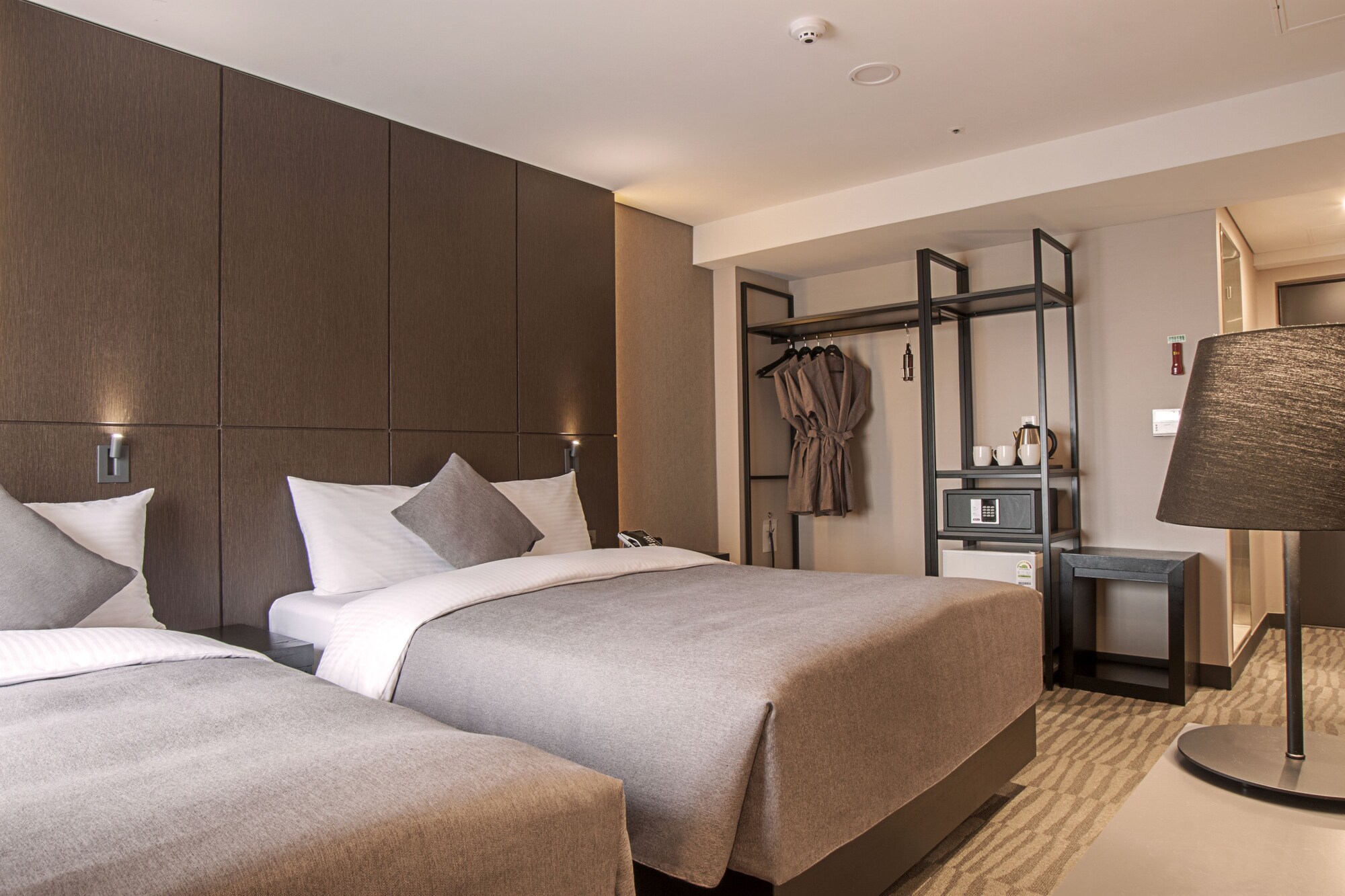 FAMILY, TWIN BEDS