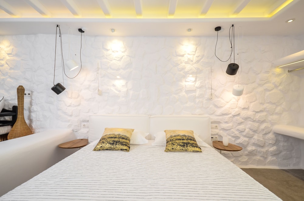 Cyano Suites 11/25