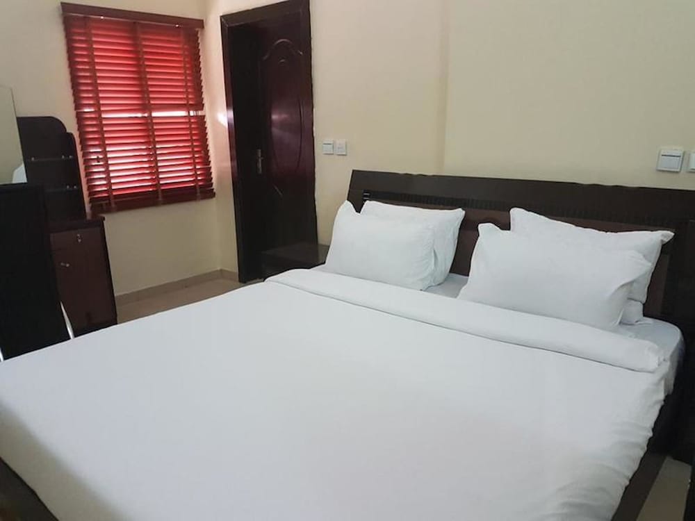 STANDARD, QUEEN BED
