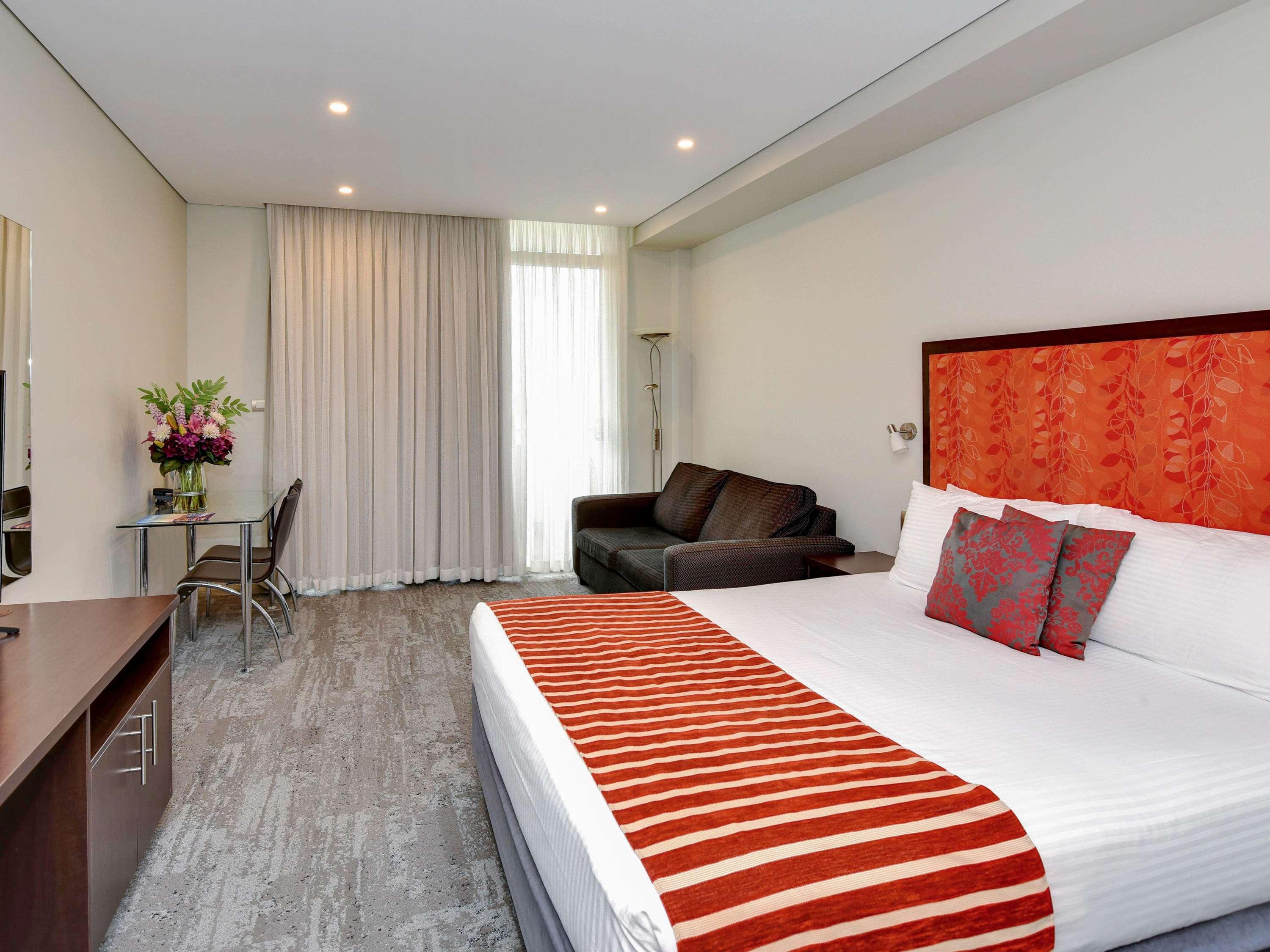 ROOM, QUEEN BED, SOFA, BALCONY